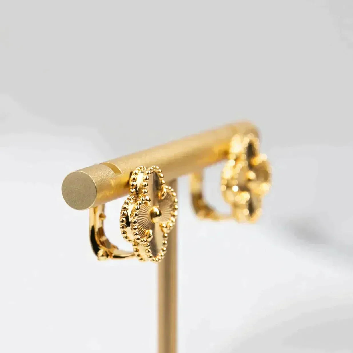 [moco jewelrys]CLOVER MEDIUM 1 MOTIFS LASER EARRINGS
