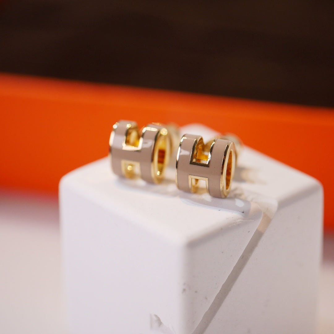 [moco jewelrys]MINI POP H GOLD EARRINGS GREY