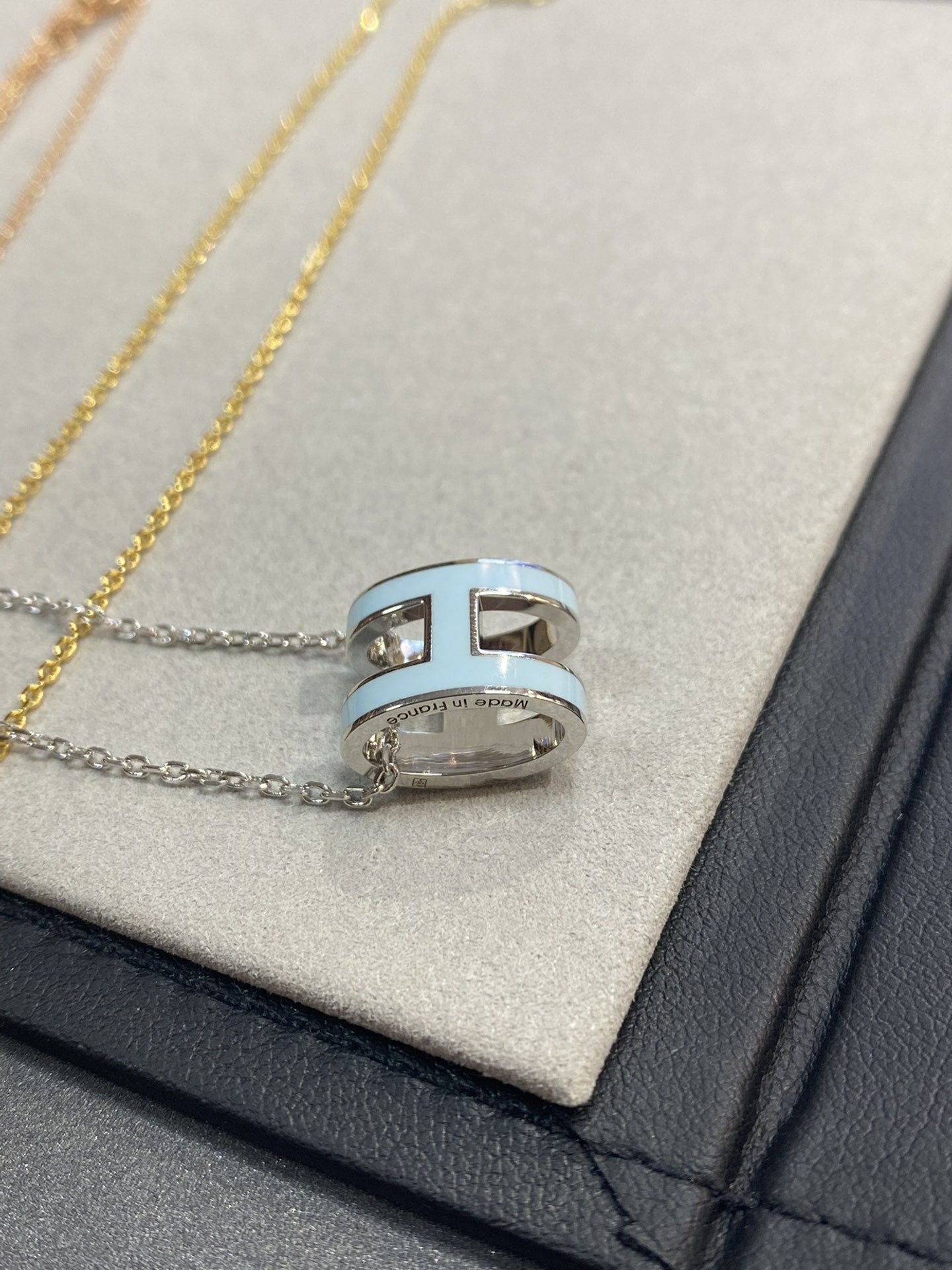 [moco jewelrys]POP H LIGHT BLUE NECKLACE