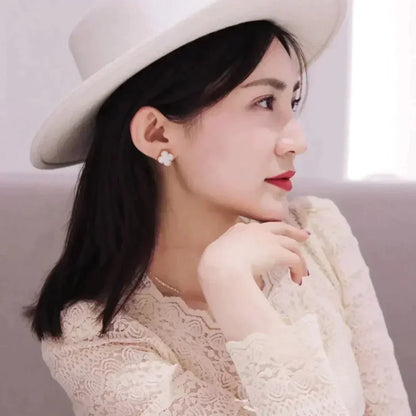 [moco jewelrys]CLOVER MEDIUM 1 MOTIFS  WHITE MOP STUD EARRINGS