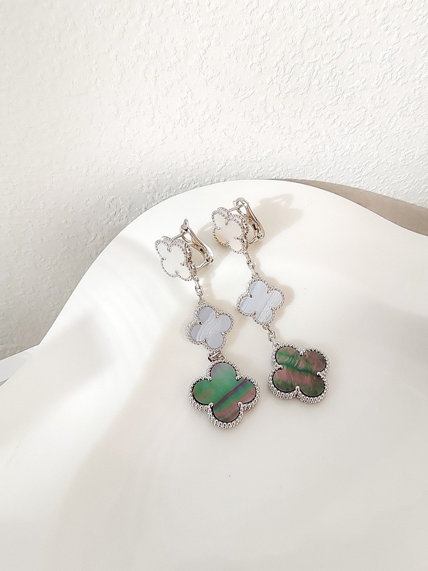 [moco jewelrys]CLOVER 3 MOTIFS CHALCEDONY DARK MOP SILVER EARRINGS