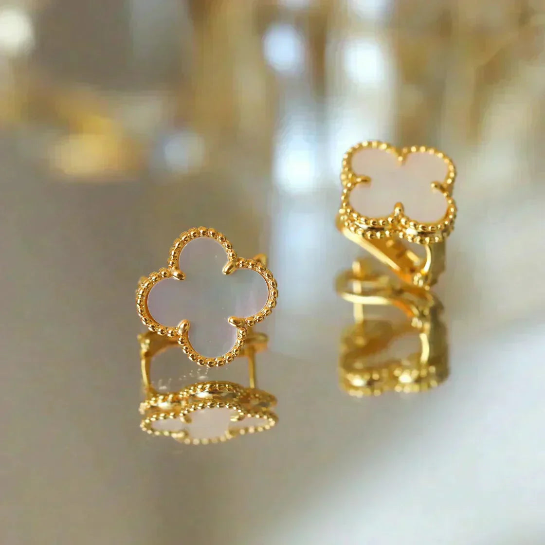 [moco jewelrys]CLOVER MEDIUM 1 MOTIFS  WHITE MOP STUD EARRINGS