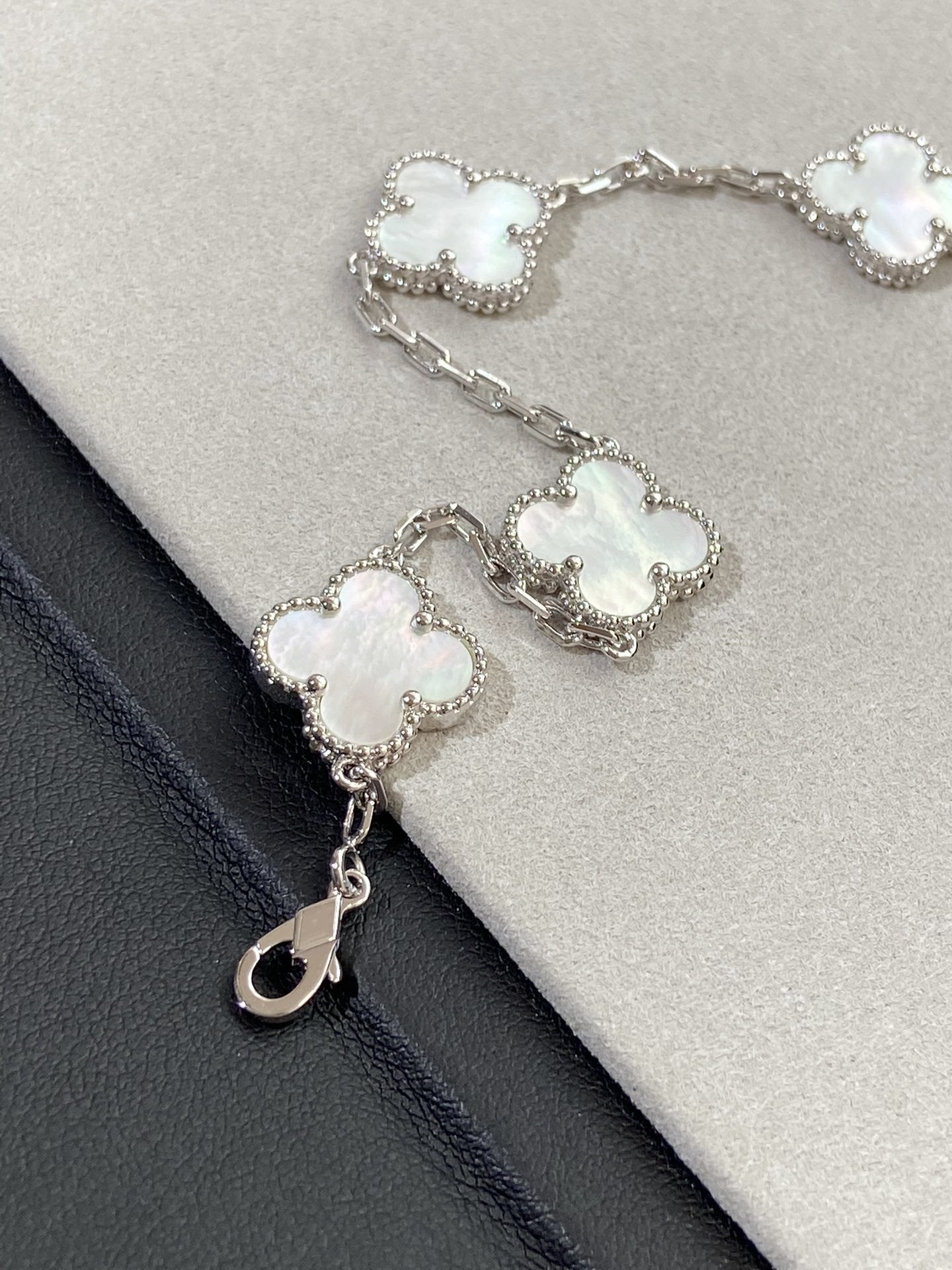 [Moco jewelrys]CLOVER WHITE PEARL MOP 5 MOTIF BRACELET COLLECTION
