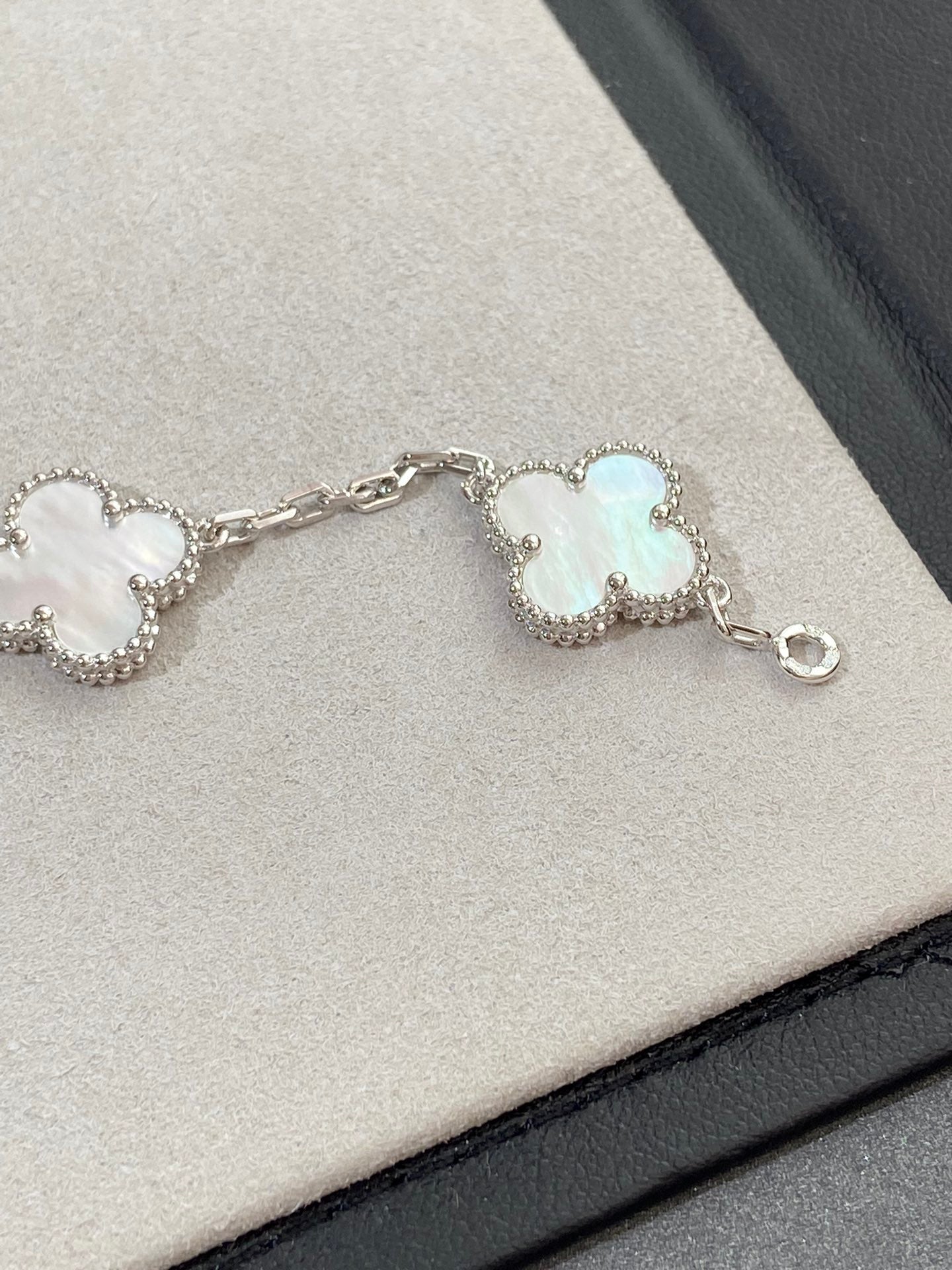 [Moco jewelrys]CLOVER WHITE PEARL MOP 5 MOTIF BRACELET COLLECTION
