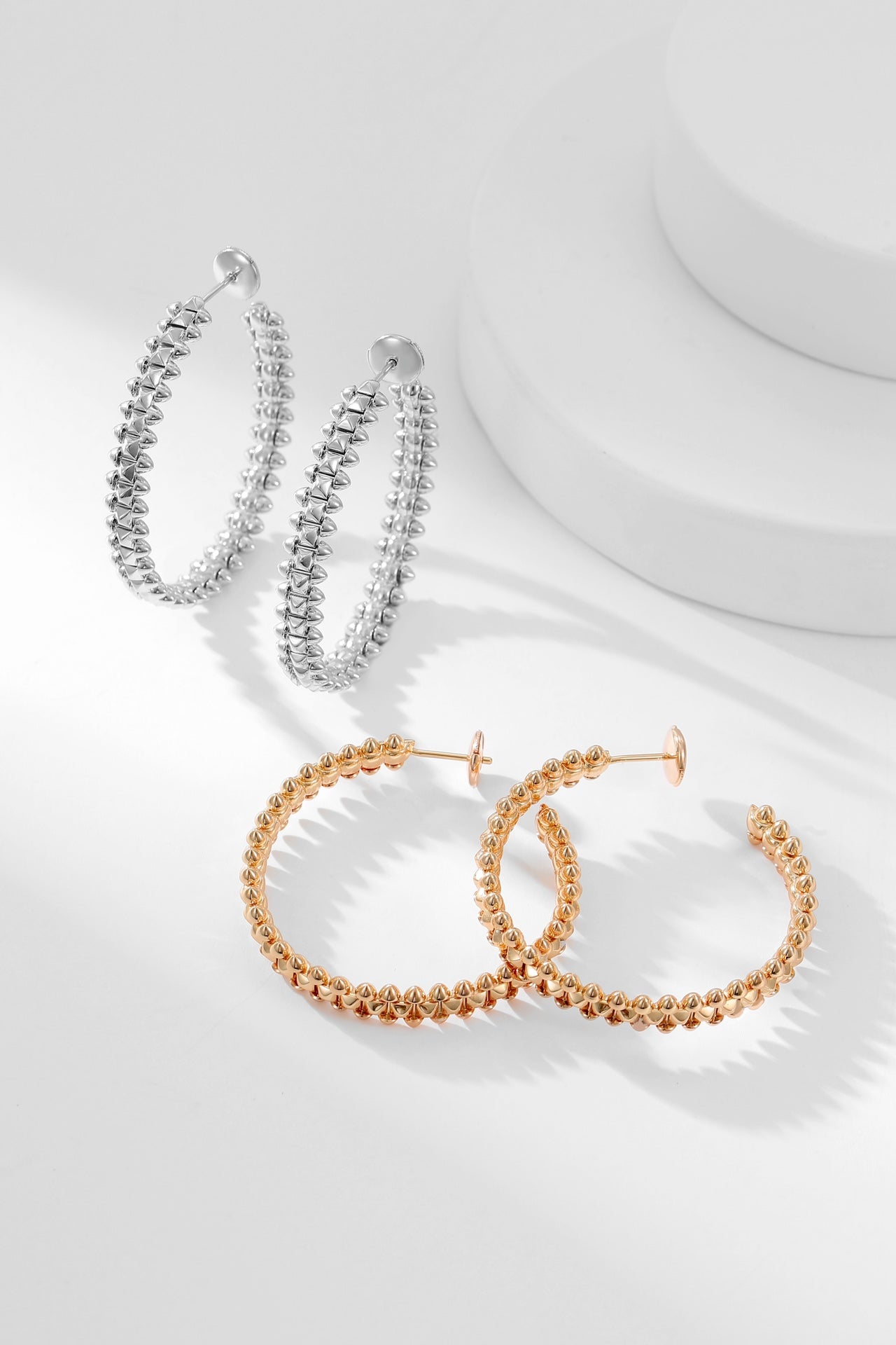 [moco jewelrys]CLASH HOOP EARRINGS