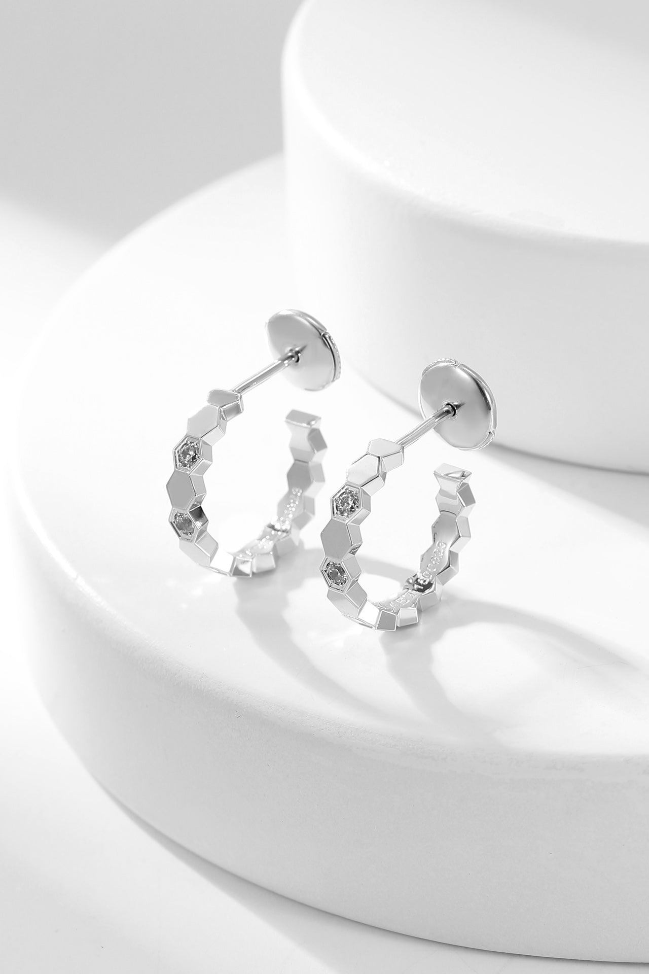 [moco jewelrys]BEE LOVE DIAMOND HOOP EARRINGS