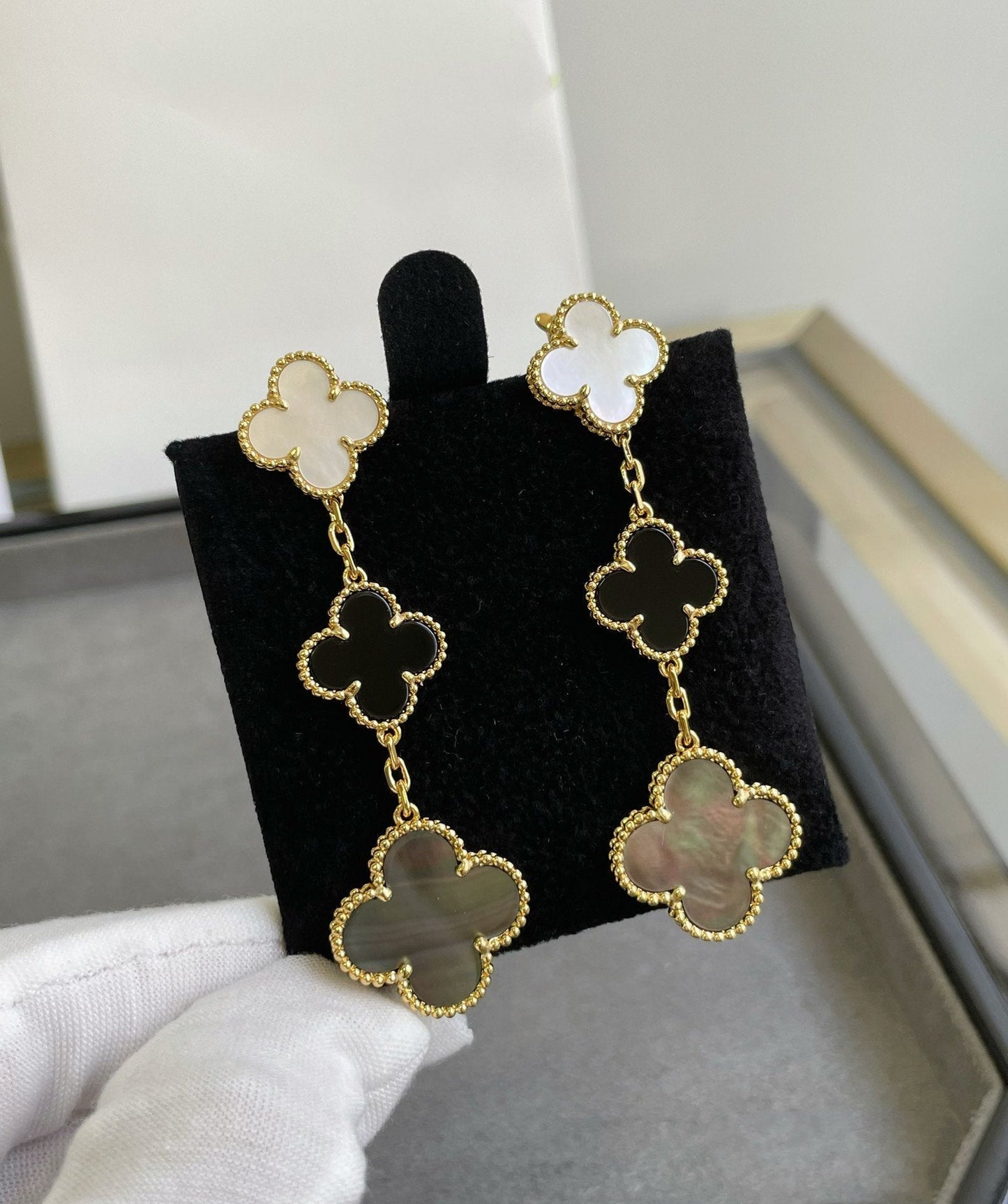 [moco jewelrys]CLOVER 3 MOTIF MOP ONYX DARK MOP PINK GOLD EARRINGS