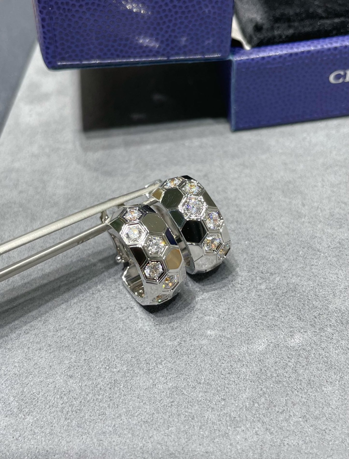 [moco jewelrys]BEE LOVE DIAMOND HOOP EARRINGS