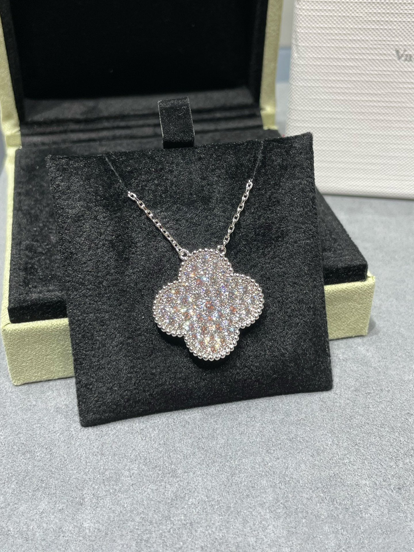 [moco jewelrys]KLEE 25MM GROSSER ANHÄNGER DIAMANT-PAVIERT SILBER HALSKETTE