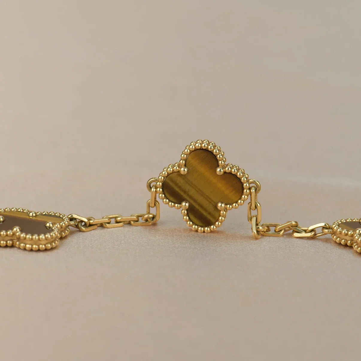 [Moco jewelrys] CLOVER 5 MOTIFS TIGER EYE BRACELET COLLECTION