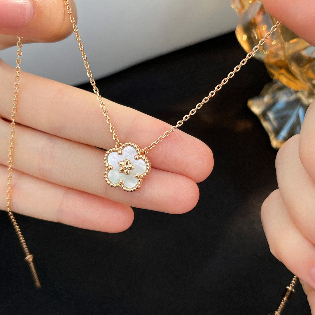 [moco jewelrys]LUCKY  WHITE MOP  PLUM BLOSSOM NECKLACE