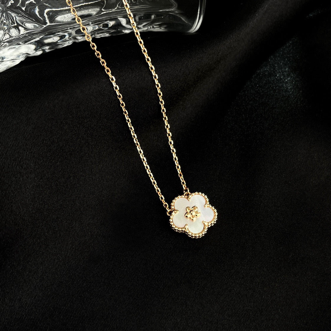 [moco jewelrys]LUCKY  WHITE MOP  PLUM BLOSSOM NECKLACE