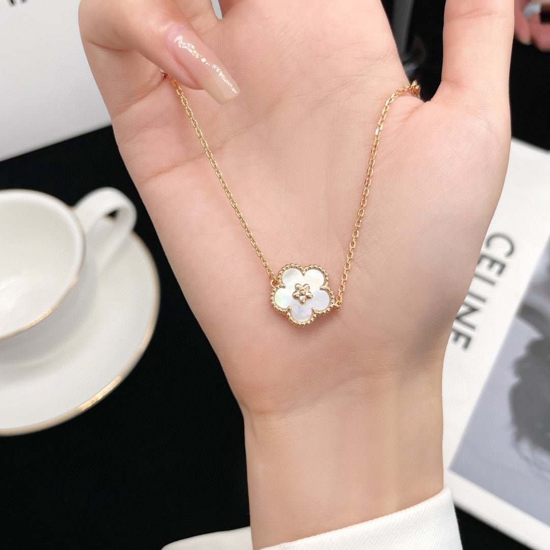 [moco jewelrys]LUCKY WHITE MOP PLUM BLOSSOM  BRACELET