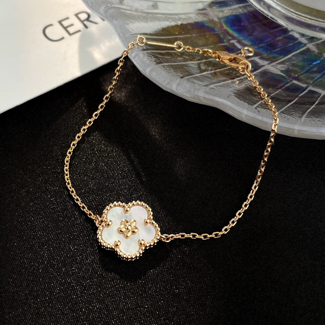 [moco jewelrys]LUCKY WHITE MOP PLUM BLOSSOM  BRACELET
