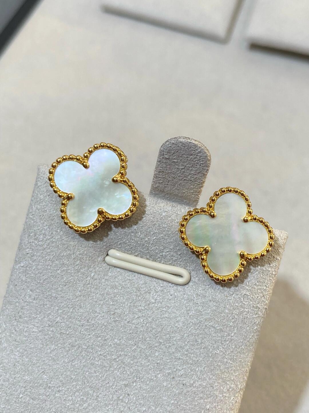 [Moco ] CLOVER LARGE (20mm) 1 MOTIFS WHITE MOP STUD EARRINGS