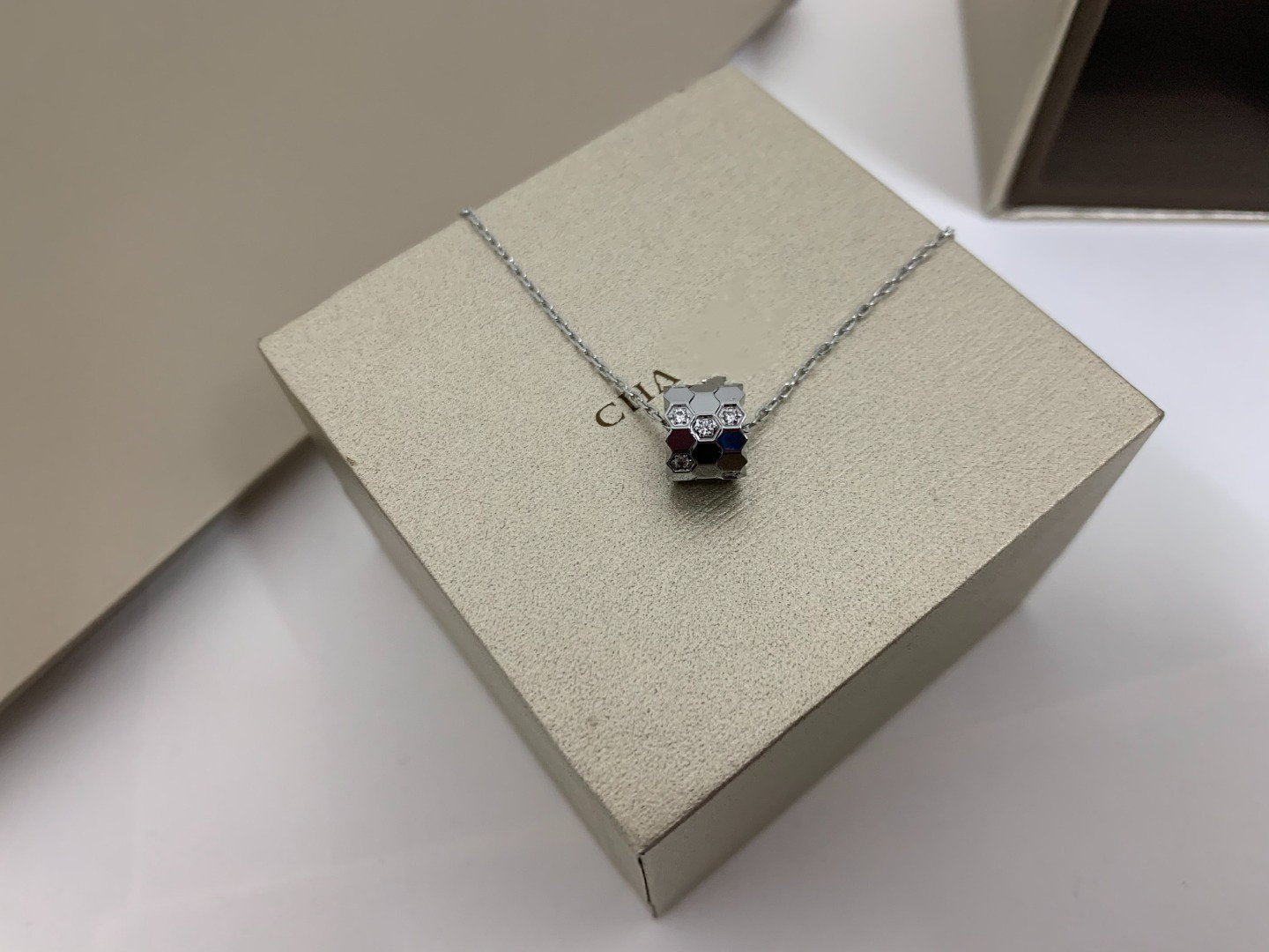 [moco jewelrys]BEE LOVE DIAMOND NECKLACE