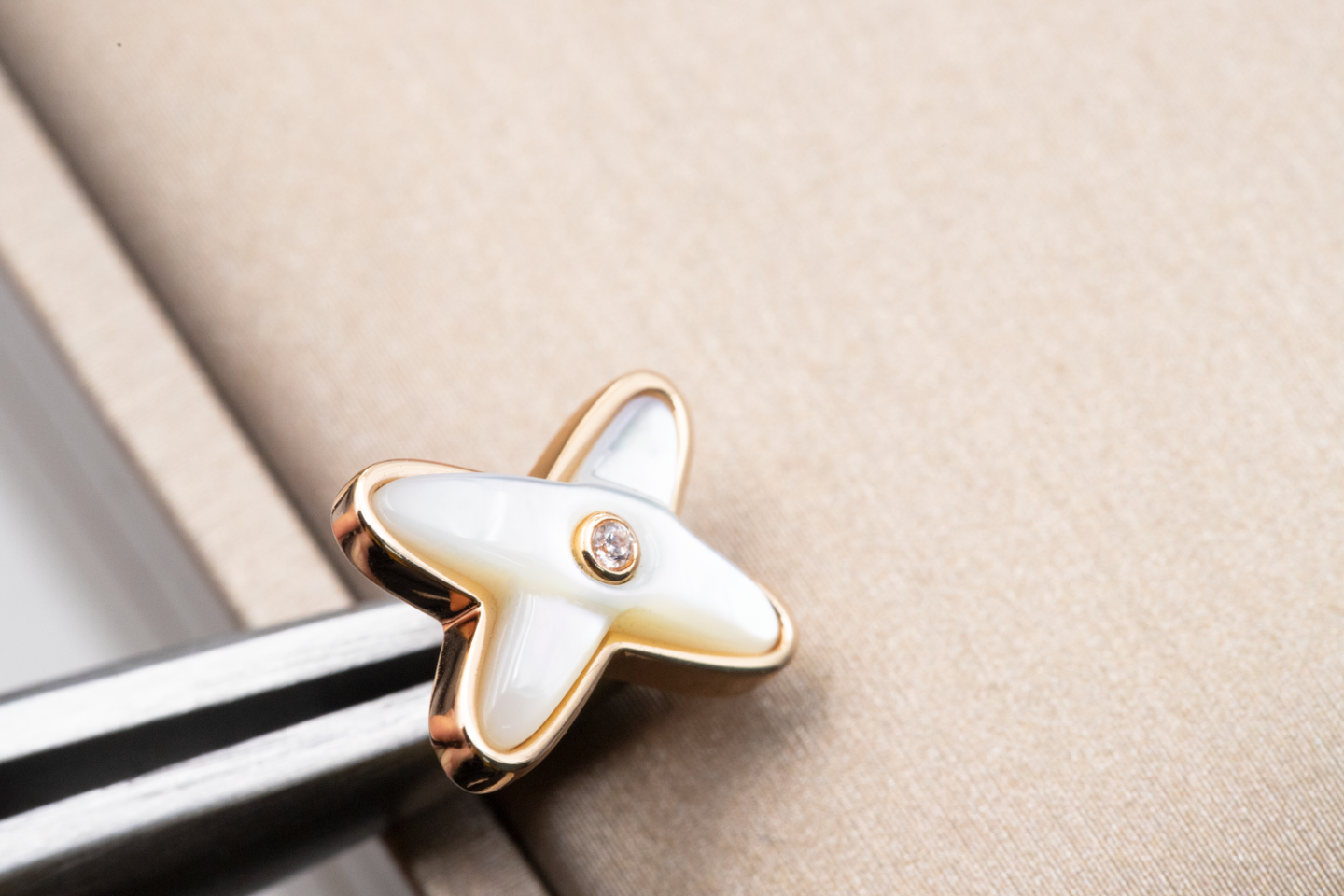 [moco jewelrys]JEUX DE WHITE MOP ROSE GOLD DIAMOND EARRINGS