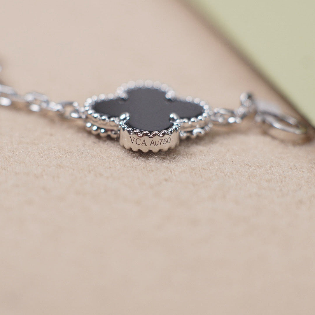 [Moco jewelrys] CLOVER 5 MOTIF ONYXS BRACELET COLLECTION