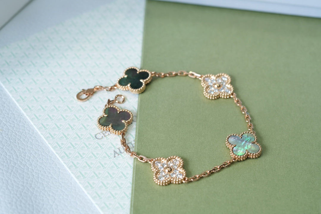 [Moco jewelrys] CLOVER 5 MOTIF GRAY MOP BRACELET COLLECTION