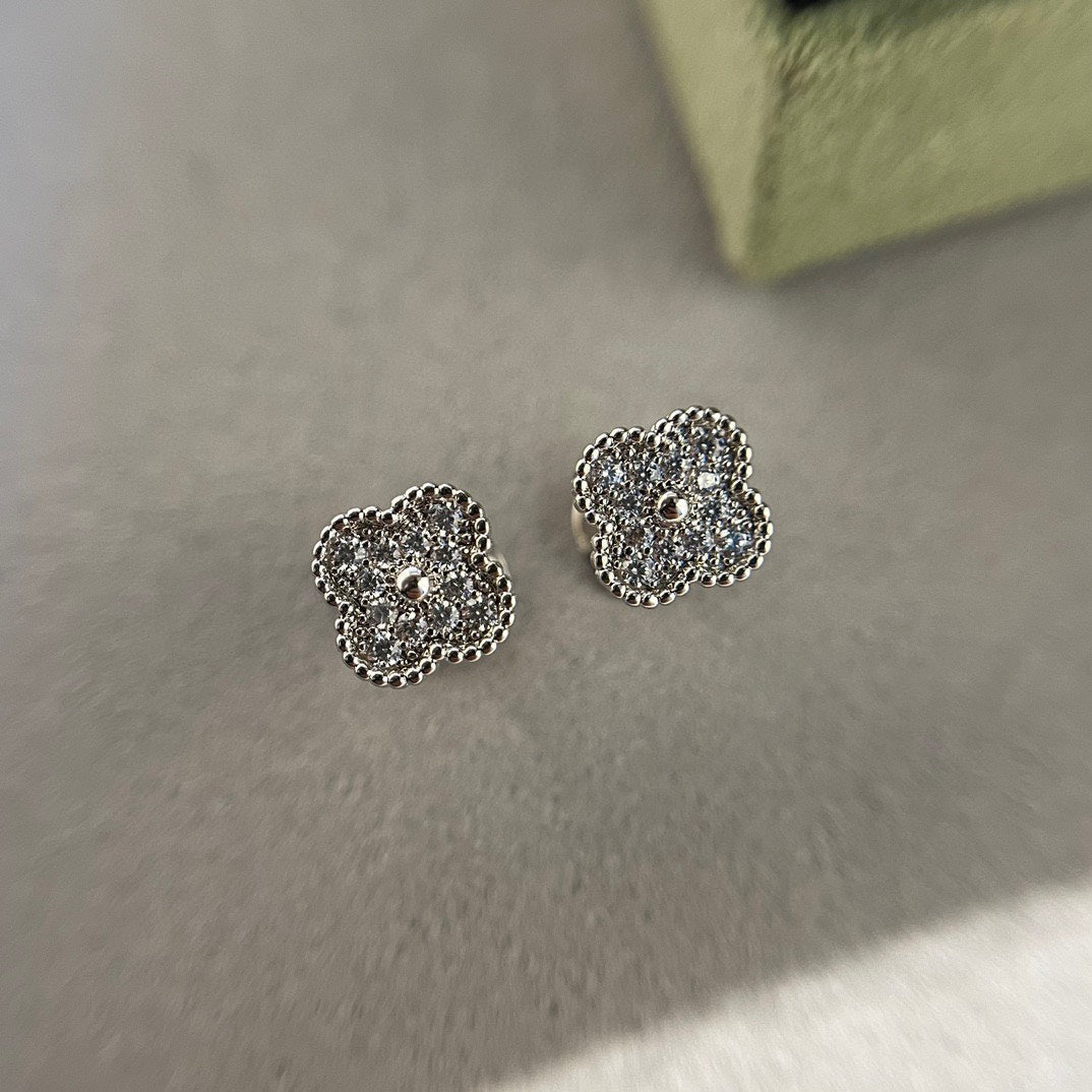 [moco jewelrys]CLOVER MINI DIAMOND STUD EARRINGS