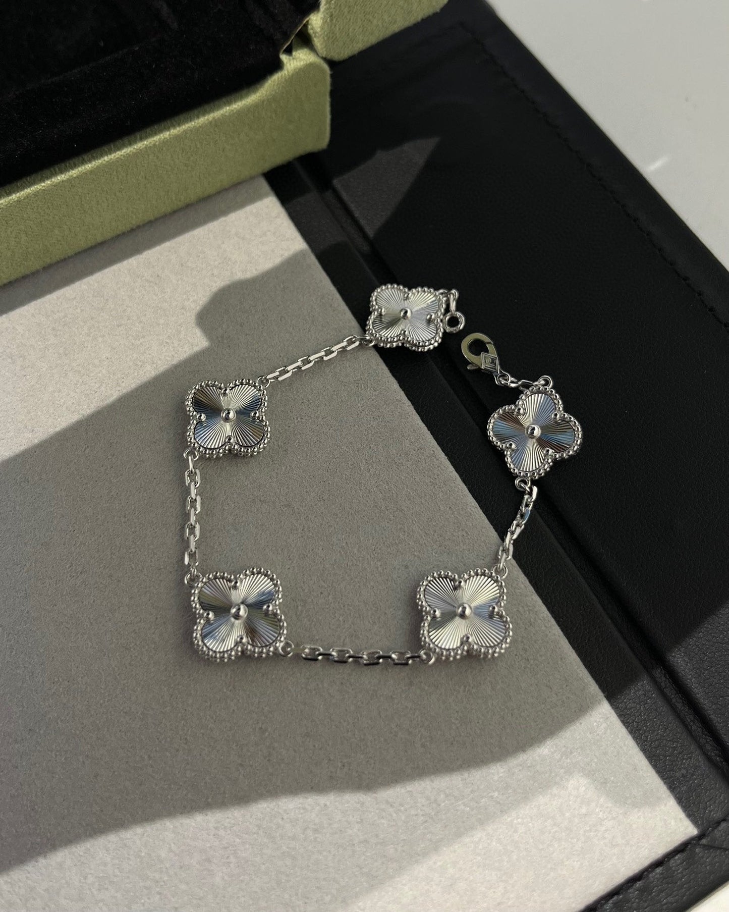 [Moco jewelrys] CLOVER 5 MOTIF LASER BRACELET COLLECTION